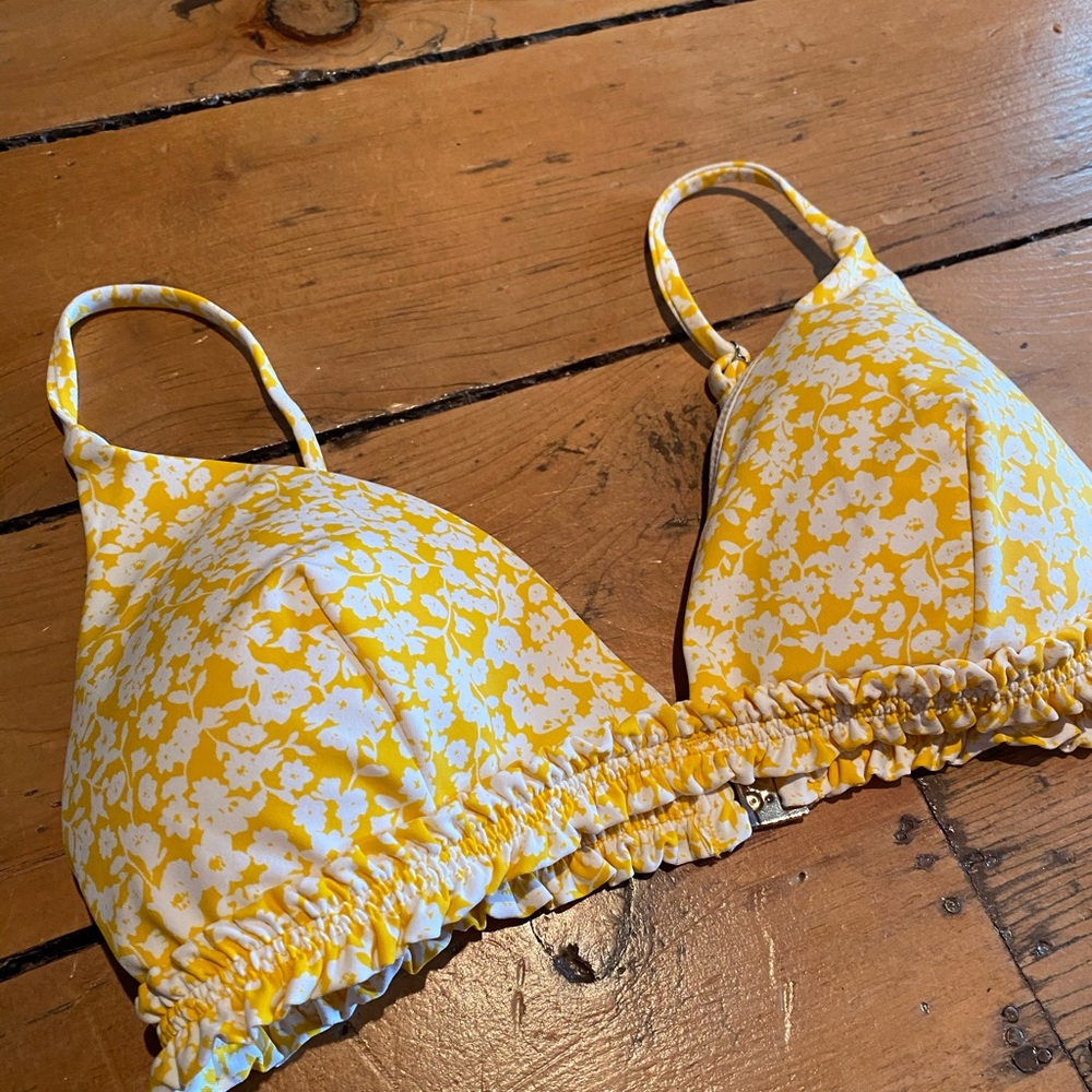Cute flowery bikini top!